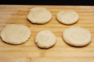 用手从中间压扁，油酥饼胚就做好了。