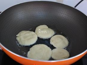 热锅，倒油，放入油酥饼胚，中小火煎至微黄；
