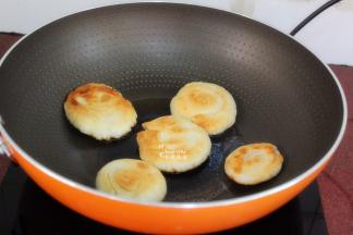 翻转另外一面继续煎至微黄，（重复几次，这样外皮不会焦，里面酥脆好吃）