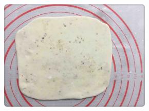 将折叠后的面团擀成长方形