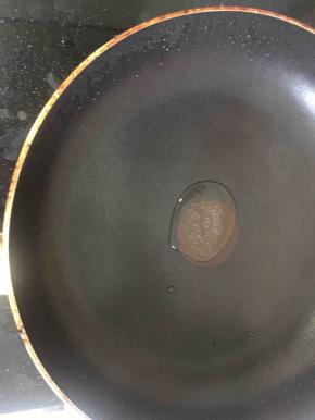 锅中放油，将擀好的面饼放锅里煎好，这里忘记拍图了，脑补一下啊！