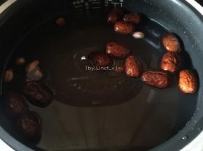 将装好的水胆底部周边擦干后放入电饭煲中