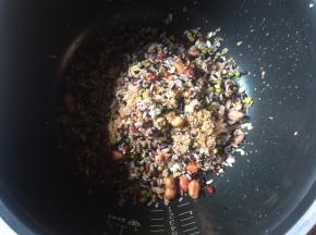 将五谷杂粮放入电饭煲内胆锅中