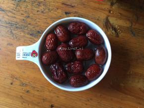 洗净后的红枣也提前浸泡一下