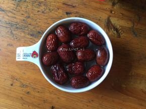 洗净后的红枣也提前浸泡一下