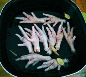 凉水下锅，放入料酒，姜片焯水几分钟。