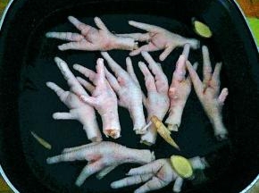 凉水下锅，放入料酒，姜片焯水几分钟。