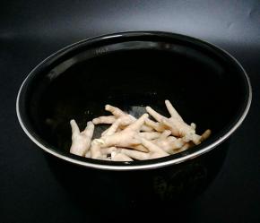 捞出来，放入压力锅中。