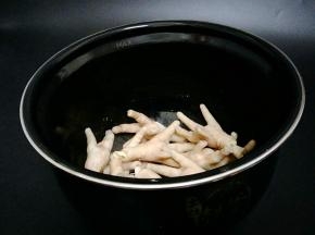 捞出来，放入压力锅中。