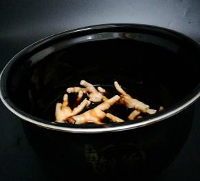 加入生抽、老抽和食材平的清水。