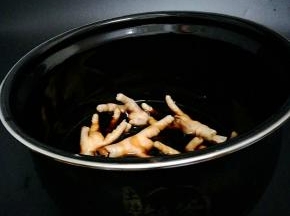 加入生抽、老抽和食材平的清水。