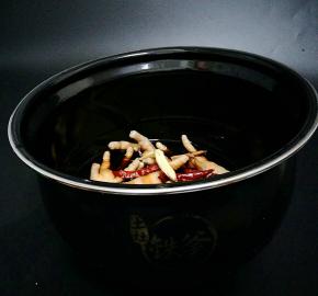 再加入八角，桂皮，香叶，干辣椒，冰糖。