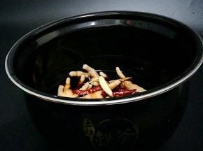 再加入八角，桂皮，香叶，干辣椒，冰糖。