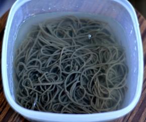 4、开水锅中，放入事先准备好的荞麦面煮至9成熟，捞出放入凉白开中冷却