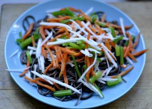 5、将刚才准备好的各种蔬菜撒在面上