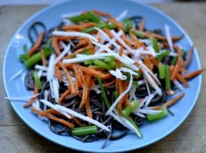 5、将刚才准备好的各种蔬菜撒在面上