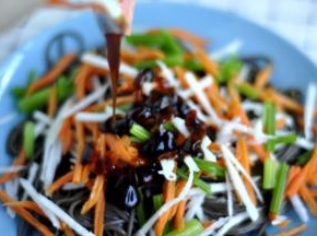 6、挤上照烧酱
