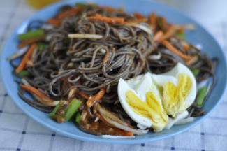 8、然后，把面、酱搅拌均匀