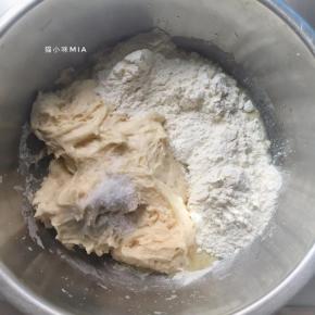 将发酵好的中种材料加入主面团中除黄油、黑芝麻以外的材料里，揉至扩展阶段后加入黄油，黄油吸收后加入黑芝麻，继续揉至完全阶段