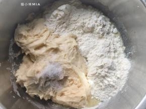 将发酵好的中种材料加入主面团中除黄油、黑芝麻以外的材料里，揉至扩展阶段后加入黄油，黄油吸收后加入黑芝麻，继续揉至完全阶段