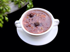 煲煮完成后打开盖子稍放凉即可食用