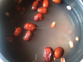 加入洗净泡好的红枣