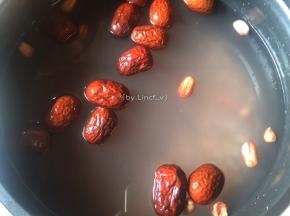 加入洗净泡好的红枣