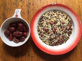 所需食材:
红豆35g、绿豆35g、花生35g、燕麦35g、黑米35g、小米35g、丝苗米45g、珍珠米45g、红枣10颗、冰糖适量