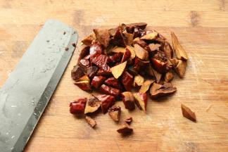 红枣去核切小块。