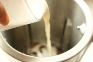 食材放入豆浆机，加入牛奶。