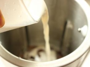 食材放入豆浆机，加入牛奶。