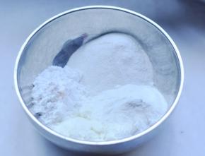 1、先把准备好的粉类材料，放入干净的盆内