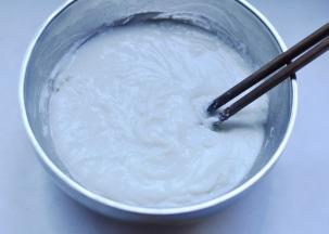 2、然后将入油和水搅拌均匀