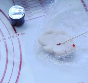 4、取小块冰皮材料，用牙签沾一滴食用色素