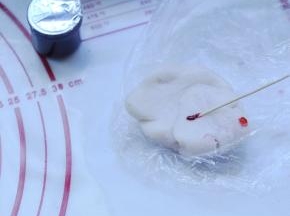 4、取小块冰皮材料，用牙签沾一滴食用色素