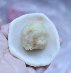 6、将面团和馅料按每个25克分开，面团里每个加点红色的，取一份放入馅料