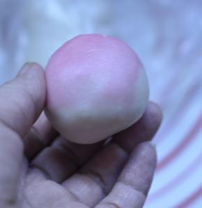 8、将豆馅完全包裹住