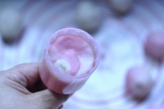 9、模具中放点糕粉滚一圈倒出来，放入包好的冰皮月饼压实