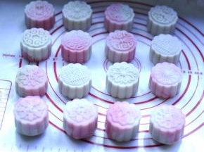 10、轻轻压下推动杆，然后提起模具，将压好的月饼取出