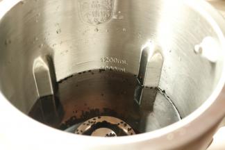 清洗干净后放入豆浆机，加入水到1000毫升处。