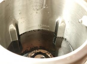 清洗干净后放入豆浆机，加入水到1000毫升处。