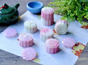 11、漂亮的冰皮月饼就做好了