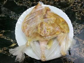 将盐焗粉、鸭腿和调料放一起揉匀放冰箱冷藏腌制2天（中途要翻面）