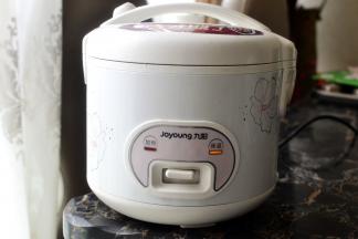 按下煮饭键，等自动跳起保温再次按下煮饭，最后保温15分钟后取出