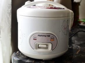 按下煮饭键，等自动跳起保温再次按下煮饭，最后保温15分钟后取出