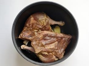 然后将腌制入味的鸭腿放入