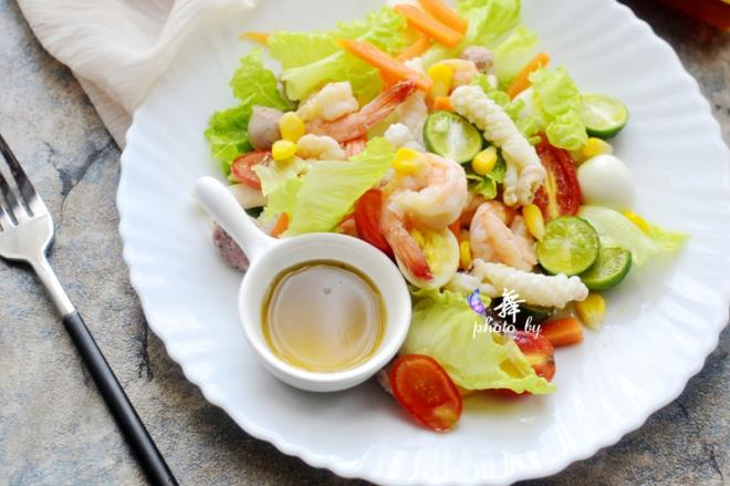 浇汁海鲜沙拉