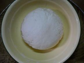 面粉加入适量温水和好成光滑面团，覆盖保鲜膜松弛15分钟。