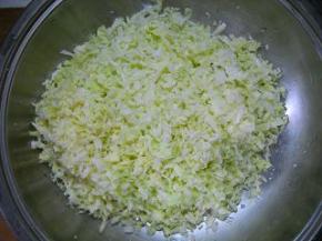 包菜洗净切细粒。