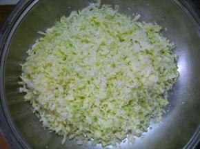 包菜洗净切细粒。